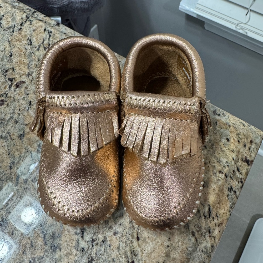 New Kids Minnetonka Rose Gold Moccasins, Size 2
